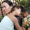 2007年6月19日、カンボジアの首都プノンペン（Phnom Penh）で、病気の子どもをつれて市内の病院前に並ぶ女性たち。(c)AFP/TANG CHHIN SOTHY