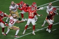 23NFL、第58回スーパーボウル、カンザスシティ・チーフス対サンフランシスコ・フォーティナイナーズ。パスを狙うカンザスシティ・チーフスのパトリック・マホームズ（中央、2024年2月11日撮影）。(c)Ethan Miller/Getty Images/AFP