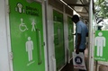 インド、チェンナイの通りにある公衆トイレで順番を待つ住民（2017年11月15日撮影）。(c)ARUN SANKAR / AFP