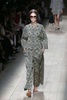 フランス・パリ市内で発表された「ヴァレンティノ（VALENTINO）」14年春夏コレクションのランウェイに登場したモデルのカーラ・デルビーニュ（Cara Delevingne、2013年10月1日撮影）。(c)AFP/PATRICK KOVARIK