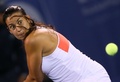 ドバイ・テニス選手権（Dubai Duty Free Tennis Championships 2013）は21日、女子シングルス準々決勝が行われ、フランスのマリオン・バルトリ（Marion Bartoli）は6-4、1-6、4-6で大会第8シードのカロリーネ・ボズニアツキ（Caroline Wozniacki、デンマーク）に敗れた。

リターンを狙うマリオン・バルトリ（2013年2月21日撮影）。(c)AFP/MARWAN NAAMANI
