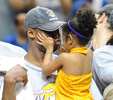 2009年にNBAファイナルを制覇した直後、娘ジアナちゃんの祝福を受けるロサンゼルス・レイカーズのコービー・ブライアント（2009年6月14日撮影）。(c)AFP/STAN HONDA