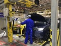 生産再開した上海汽車集団の臨港乗用車工場で、車両を組み立てる従業員（2022年4月23日撮影）。(c)Xinhua News