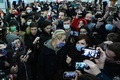ロシア・モスクワにあるシェレメチェボ国際空港で、大勢の人に囲まれた同国の野党勢力指導者アレクセイ・ナワリヌイ氏（フレーム外）の妻、ユリアさん（中央、2021年1月17日撮影）。(c)Kirill KUDRYAVTSEV / AFP