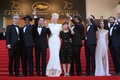 第70回カンヌ国際映画祭で、『オクジャ』の上映会に到着した（左から）俳優のピョン・ヒボン、ジャンカルロ・エスポジート、スティーヴン・ユァン、ティルダ・スウィントン、アン・ソヒョン、監督のポン・ジュノ氏、俳優のポール・ダノ、リリー・コリンズ、ジェイク・ギレンホール（2017年5月19日撮影）。(c)AFP/Valery HACHE
