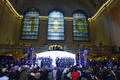 米ニューヨーク（New York）のグランド・セントラル駅（Grand Central Terminal）で1日、駅の開業100周年を祝うイベントが行われた。

100年の節目を祝い、駅舎内の店舗は商品を1913年当時の価格で販売。コーヒーは5セント（約4.6円）、靴磨きは10セント（約9.2円）で提供された。

1913年2月2日に開業した同駅は、70年代には解体の危機にも直面したが、現在は1日当たり約75万人が利用する国内最大規模の交通ハブになっている。ボザール建築の外観を誇る駅舎は、市内ではタイムズスクエア（Times Square）に次ぐ人気観光名所だ（2013年2月1日撮影）。(c)AFP/Getty Images/Slaven Vlasic