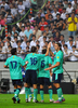 スペイン1部リーグFCバルセロナ（FC Barcelona）は4日、韓国・ソウル（Seoul）で韓国のKリーグ・オールスターと親善試合を行い、途中出場したリオネル・メッシ（Lionel Messi）の2得点などで、5-2で勝利した。 写真はゴールを決め喜ぶズラタン・イブラヒモビッチ（Zlatan Ibrahimovic、右）とバルセロナの選手たち。（2010年8月4日撮影）(c)AFP/CHOI WON-SUK