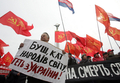 2008年3月31日、ウクライナの首都キエフ（Kiev）中心部で行われた抗議活動で、「ブッシュは世界の殺りく者だ」と書かれたプラカードを掲げる男性。(c)AFP/SERGEI SUPINSKY
