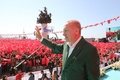 トルコのイズミルで開かれた地方選の選挙集会でステージに上がったレジェプ・タイップ・エルドアン大統領（中央、2019年3月17日撮影）。(c)AFP PHOTO / TURKISH PRESIDENTIAL PRESS OFFICE