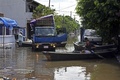 大規模な洪水に見舞われたパラグアイの首都アスンシオンの地区で、家財道具を回収しようとする地元住民（2015年12月24日撮影）。(c)AFP/NORBERTO DUARTE
