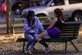 停電に見舞われたベネズエラの首都カラカスでWiFiが使える場所に来て携帯電話を使う地元住民ら（2019年3月9日撮影）。(c) Cristian Hernandez / AFP