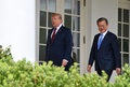 米首都ワシントンにあるホワイトハウスで韓国の文在寅大統領（右）と並んで歩くドナルド・トランプ米大統領（2019年4月11日撮影）。(c)Nicholas Kamm / AFP