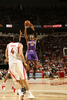 ベンチから12得点を挙げたサンズのリアンドロ・バルボーサ（%%Leandro Barbosa%%、奥）。(c)AFP/Getty Images/NBAE/Bill Baptist