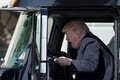 米首都ワシントンのホワイトハウスで、トラックの運転席に座るドナルド・トランプ大統領（2017年2月23日撮影）。(c)AFP/JIM WATSON