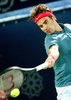 ドバイ・テニス選手権（Dubai Duty Free Tennis Championships 2014）、男子シングルス準決勝。リターンを打つロジャー・フェデラー（Roger Federer、2014年2月28日撮影）。(c)AFP/MARWAN NAAMANI