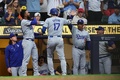 24MLB、ミルウォーキー・ブルワーズ対ロサンゼルス・ドジャース。3回にソロ本塁打を放ち、ダッグアウトでチームメートと喜ぶロサンゼルス・ドジャースの大谷翔平（中央、2024年8月13日撮影）。(c)Stacy Revere/Getty Images/AFP