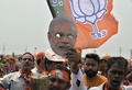 インド西ベンガル州シリグリで開かれた選挙集会で、ナレンドラ・モディ首相のマスクを掲げる与党・人民党（BJP）の支持者（2019年4月3日撮影、資料写真）。(c)DIPTENDU DUTTA / AFP