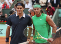 全仏オープン・テニス2008・男子シングルス決勝を控え、写真撮影に臨むロジャー・フェデラーとラファエル・ナダル（右）。（2008年6月8日撮影）(c)AFP/THOMAS COEX