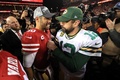 19NFL、NFC決勝、サンフランシスコ・フォーティナイナーズ対グリーンベイ・パッカーズ。試合後に言葉を交わすグリーンベイ・パッカーズのアーロン・ロジャース（右）とサンフランシスコ・フォーティナイナーズのジミー・ガロポロ（2020年1月19日撮影）。(c)Sean M. Haffey/Getty Images/AFP