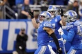 23NFL、カンファレンス準決勝、デトロイト・ライオンズ対タンパベイ・バッカニアーズ。インターセプトを決め、チームメートと喜ぶデトロイト・ライオンズのデリック・バーンズ（左、2024年1月21日撮影）。(c)Gregory Shamus/Getty Images/ AFP