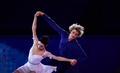 ソチ冬季五輪、フィギュアスケート・エキシビションの演技に臨むメリル・デイビス（Meryl Davis）/チャーリー・ホワイト（Charlie White）組（2014年2月22日撮影）。(c)AFP/JOHN MACDOUGALL