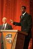 2009年のバスケットボール殿堂（%%Basketball Hall of Fame%%）入り式典が11日、マサチューセッツ（Massachusetts）州スプリングフィールド（springfield）のシンフォニーホール（Symphony Hall）で行なわれ、マイケル・ジョーダン（%%Michael Jordan%%）氏らが殿堂入りした。写真は殿堂入りを果たし、式典でプレゼンターを務めたラリー・ブラウン（%%Larry Brown%%）氏が見守る中でスピーチを行なうデヴィッド・ロビンソン（%%David Robinson%%）氏。（2009年9月11日撮影）(c)AFP/Getty Images/NBAE/Nathaniel S. Butler