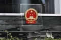 香港にある中国政府の香港出先機関、香港連絡弁公室に掲げられた紋章（2019年7月28日撮影）。(c)Anthony WALLACE / AFP