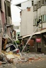 台湾東部・花蓮で、地震により損壊した建物で生存者を捜索する救助隊（2018年2月7日撮影）。(c)AFP PHOTO / PAUL YANG