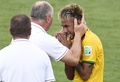 サッカーW杯ブラジル大会（2014 World Cup）決勝トーナメント1回戦、ブラジル対チリ。PK戦を制して感極まるネイマール（Neymar da Silva Santos Junior、右）を抱き寄せるブラジルのルイス・フェリペ・スコラーリ（Luiz Felipe Scolari）監督（2014年6月28日撮影）。(c)AFP/ODD ANDERSEN