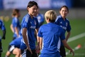 サッカー女子の国際親善大会、シービリーブス・カップのカナダ戦へ向けた調整で、チームメートと言葉を交わす熊谷紗希（左、2023年2月21日撮影）。(c)Patrick T. Fallon / AFP