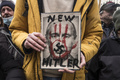 ロシアのウラジーミル・プーチン大統領をアドルフ・ヒトラーになぞらえた肖像。チェコ・プラハで開催されたウクライナ侵攻に対する抗議デモで（2022年2月27日撮影）。(c)Michal Cizek / AFP