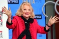 米ハリウッドのTCLチャイニーズ・シアター前で手型を取ったジーナ・ローランズさん（2014年12月5日撮影）。(c)Frederic J. BROWN / AFP