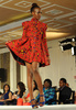 ケニア・ナイロビで開催されたナイロビ・ファッション・ウィーク（Nairobi fashion week）の様子（2013年8月24日撮影）。(c) AFP/Tony KARUMBA