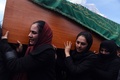 アフガニスタンの首都カブールで、イスラム教の聖典コーランを燃やしたとして集団暴行されて死亡した女性の葬儀で、ひつぎをかつぐ市民活動家の女性たち（2015年3月22日撮影）。(c)AFP/Wakil Kohsar