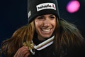 アルペンスキー世界選手権、女子スーパー大回転。表彰式で金メダルを手にポーズをとるイタリアのマルタ・バッシーノ（2023年2月8日撮影）。(c)Jeff PACHOUD / AFP