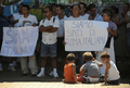 イタリア・ローマ（Rome）で政府のロマ人強制指紋採取政策に抗議するロマ人ら（2008年7月10日撮影）。(c)AFP/FILIPPO MONTEFORTE