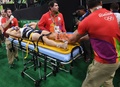 リオデジャネイロ五輪、体操男子予選。跳馬で負傷して担架で運び出されるフランスのサミル・アイ・サイド（2016年8月6日撮影）。(c)AFP/Thomas COEX