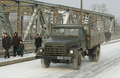 北朝鮮の平壌（Pyongyang）で古い橋を渡る軍のトラック（2008年2月26日撮影）。(c)AFP/Mark RALSTON