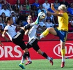 女子サッカーW杯カナダ大会・決勝トーナメント1回戦、ドイツ対スウェーデン。ドイツのジェニファー・マロジャン（左）を止めにかかるスウェーデンのニラ・フィッシャー（2015年6月20日撮影）。(c)AFP/NICHOLAS KAMM