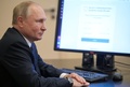 ロシアの首都モスクワ郊外ノボオガリョボの公邸で、下院選のオンライン投票を行うウラジーミル・プーチン大統領（2021年9月17日撮影）。(c)Alexey DRUZHININ / SPUTNIK / AFP