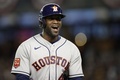 22MLB、ア・リーグ優勝決定シリーズ（7回戦制）、ニューヨーク・ヤンキース対ヒューストン・アストロズ。7回に適時打を放ったヒューストン・アストロズのヨルダン・アルバレス（2022年10月23日撮影）。(c)Sarah Stier/Getty Images/AFP