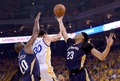 14-15NBAプレーオフ1回戦（7回戦制）、ゴールデンステイト・ウォリアーズ対ニューオーリンズ・ペリカンズ。ゴールデンステイト・ウォリアーズのステフェン・カリー（中央）のパスを奪うニューオーリンズ・ペリカンズのアンソニー・デイビス（右、2015年4月20日撮影）。(c)AFP/Getty Images/Thearon W. Henderson