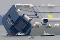 英南部サウサンプトン（Southampton）沖で座礁した自動車運搬船「ホーグ・オーサカ（Hoegh Osaka）号」（2015年1月4日撮影）。(c)AFP/MALCOM WELLS