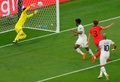 サッカーW杯カタール大会、グループH、韓国対ガーナ。ゴールを決めるガーナのモハメド・クドゥス（中央、2022年11月28日撮影）。(c)Odd ANDERSEN / AFP