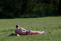英ロンドン北部のアレクサンドラ公園で、日光浴をする男性（2020年4月10日撮影）。(c)Tolga AKMEN / AFP