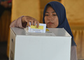 インドネシア・ジャカルタの投票所で投票する女性（2019年4月17日撮影）。(c)BAY ISMOYO / AFP