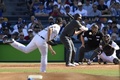 MLBオールスターゲーム2022。初回に先頭打者安打を打つロサンゼルス・エンゼルスの大谷翔平（中央、2022年7月19日撮影）。(c)Kevork Djansezian/Getty Images/ AFP