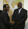 ジンバブエの首都ハラレ（Harare）で会談を終えたロバート・ムガベ（Robert Mugabe）大統領（左）と野党・民主変革運動（Movement for Democratic Change、MDC）のアーサー・ムタンバラ（Arthur Mutambara）氏（右、2008年7月5日撮影）。(c)AFP/Alexander Joe
