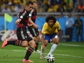 サッカーW杯ブラジル大会（2014 World Cup）準決勝、ブラジル対ドイツ。ゴールを決めるドイツのミロスラフ・クローゼ（Miroslav Klose、2014年7月8日撮影）。(c)AFP/PEDRO UGARTE