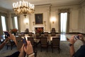 米ワシントンD.C.のホワイトハウスで、写真撮影をする一般見学ツアー客（2015年7月1日撮影）。(c)AFP/BRENDAN SMIALOWSKI